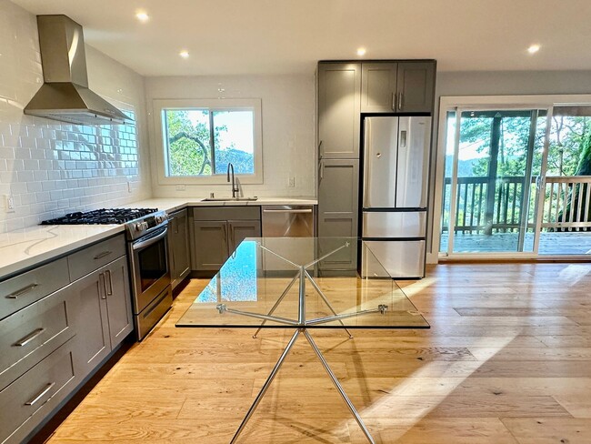 Building Photo - Fairfax Hillside Flat w/Valley Views