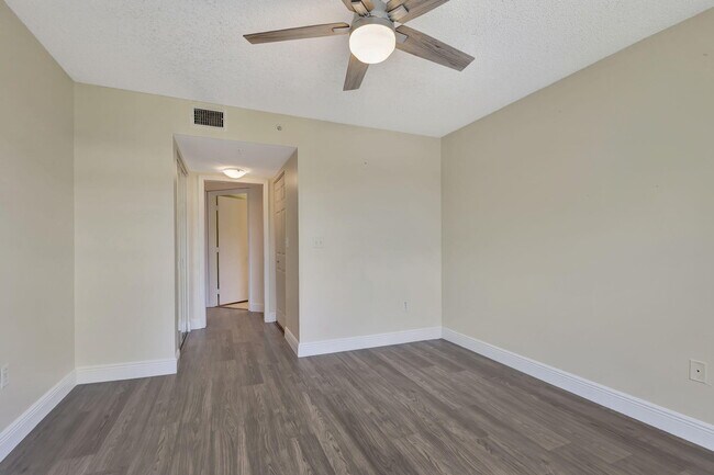 Building Photo - 600 Crestwood Ct N