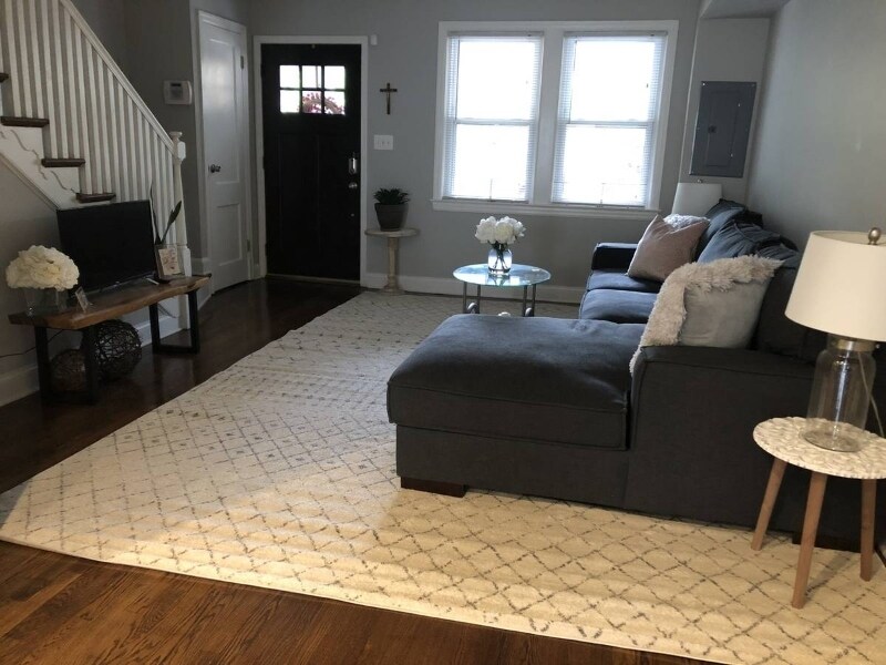 Building Photo - 924 15th St SE