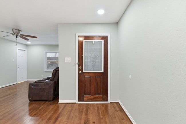 Building Photo - 506 Ogilvie St