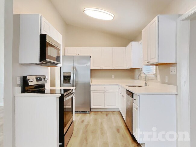 Building Photo - 101 N Lakeside Dr