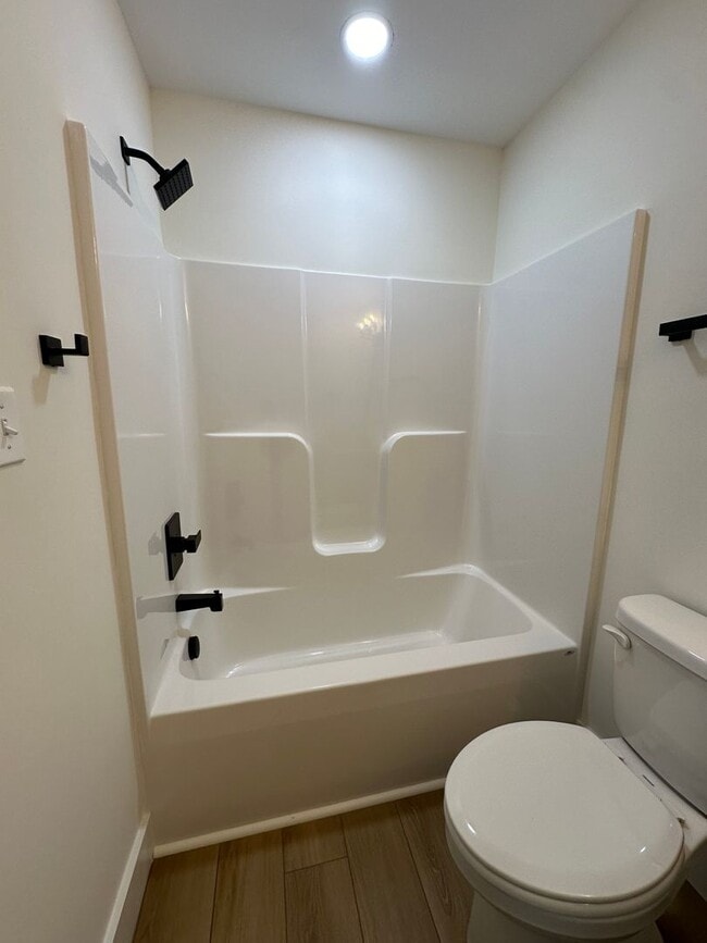 Building Photo - Gorgeous townhome on Candlers Mt! Close to LU. First month rent half off special!