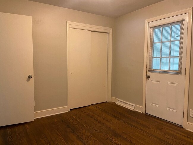 Building Photo - 3 Bedroom, 1.5 Bathroom House in Greensboro!