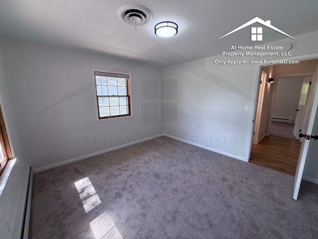 Building Photo - 511 Kleewood Dr