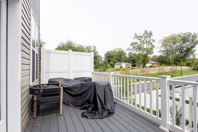 Building Photo - Stunning 3 BR/2 Full BA & 2 Half BA Townho...