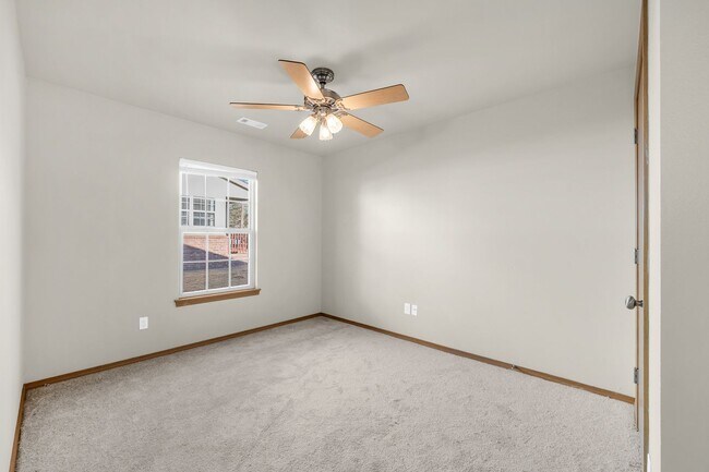 Building Photo - Ready to move in