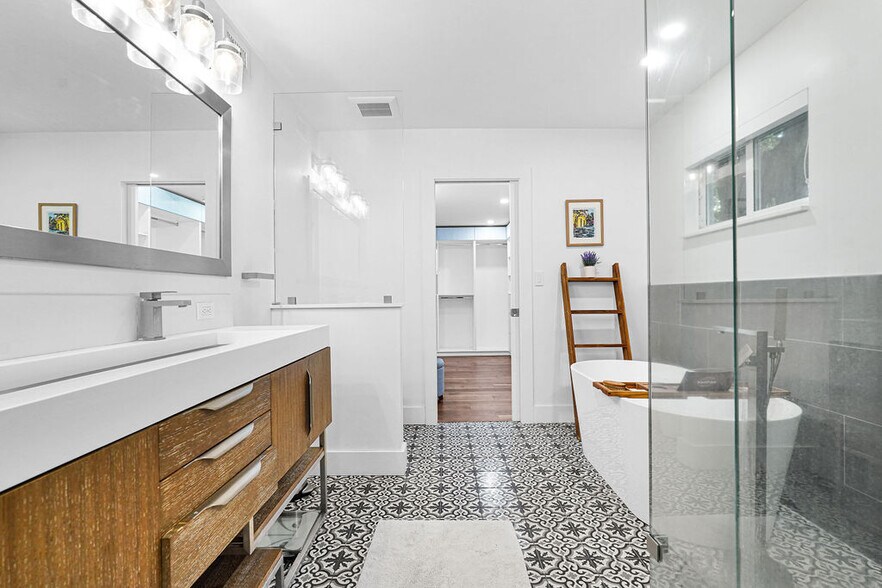 Bath - 150 NE 50th Ter
