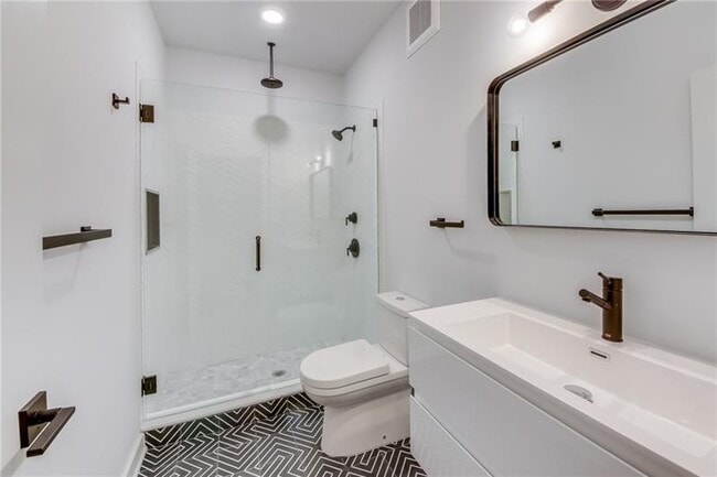 Building Photo - 208 12th St NE