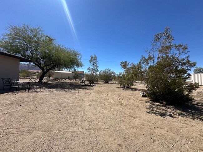 Building Photo - Newly Remodeled 2 bed 1 bath home!