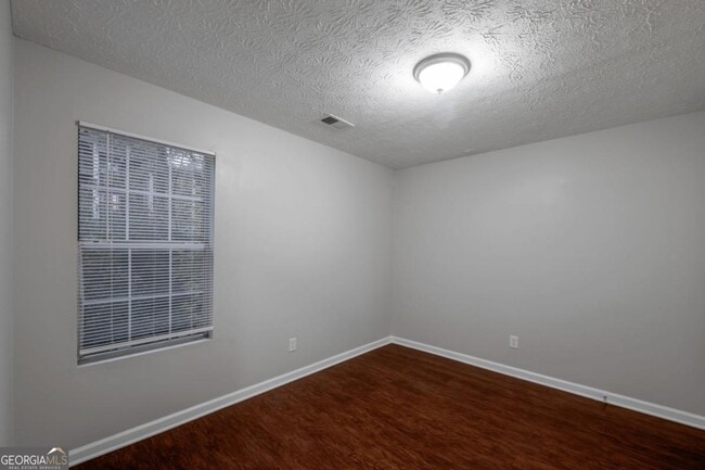 Building Photo - 614 Waynes Ct SE