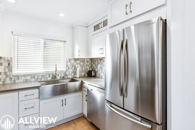 Building Photo - OCEAN VIEWS AND UPGRADED 2 BED/ 2 BATH UPP...