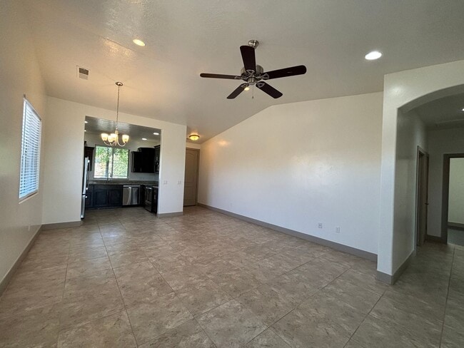 Building Photo - SPACIOUS HOME FOR RENT!