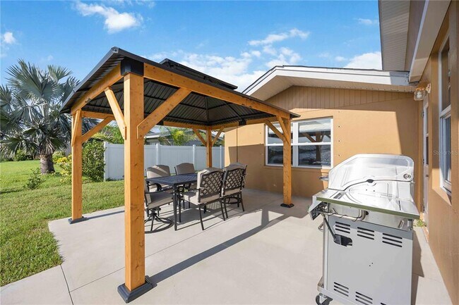 Building Photo - 2300 Harbour Dr