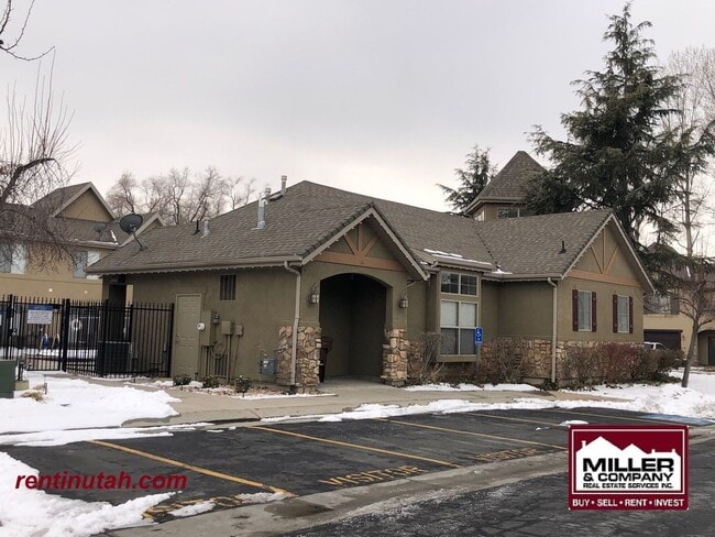 Building Photo - Beautiful townhouse in The Cottages at 9th!