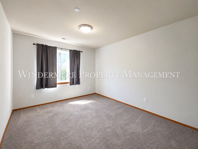 Building Photo - Bright and spacious home close to ferries, PSNS and recreational activities!