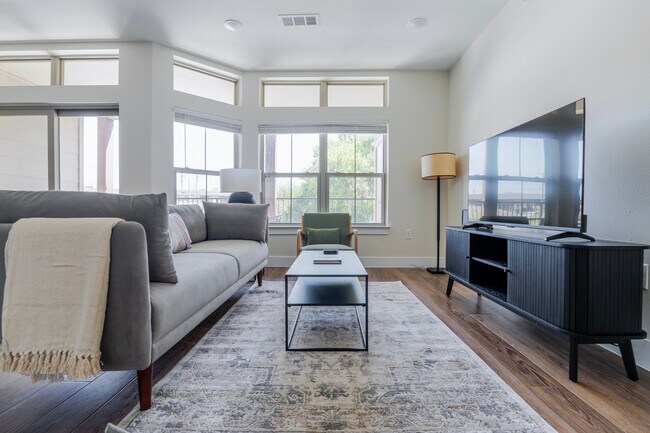 Building Photo - 1501 W Howard Ln