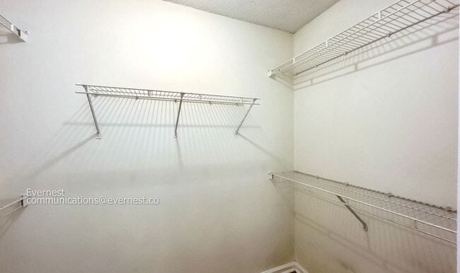 Building Photo - 9299 Grove Manor Dr