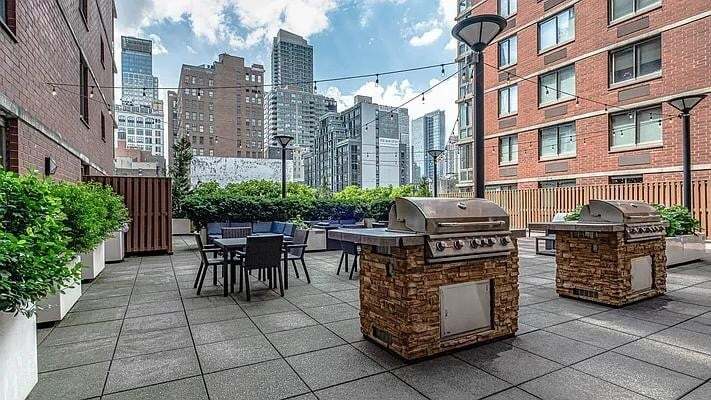 Building Photo - 448 W 37th St