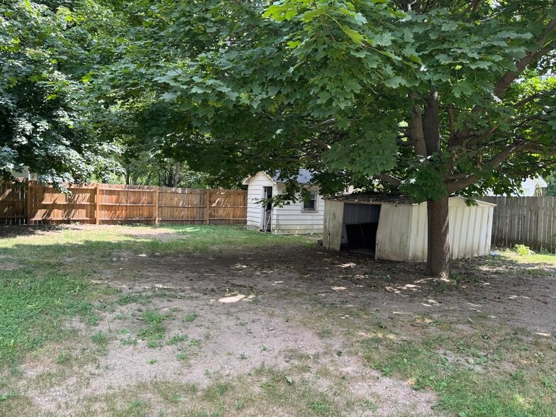 Two sheds in backyard. - 4674 Lakeborn Dr