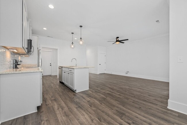 Building Photo - Lee Street B3