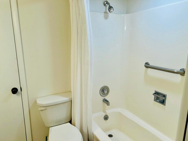Building Photo - 18081 SE Country Club Dr