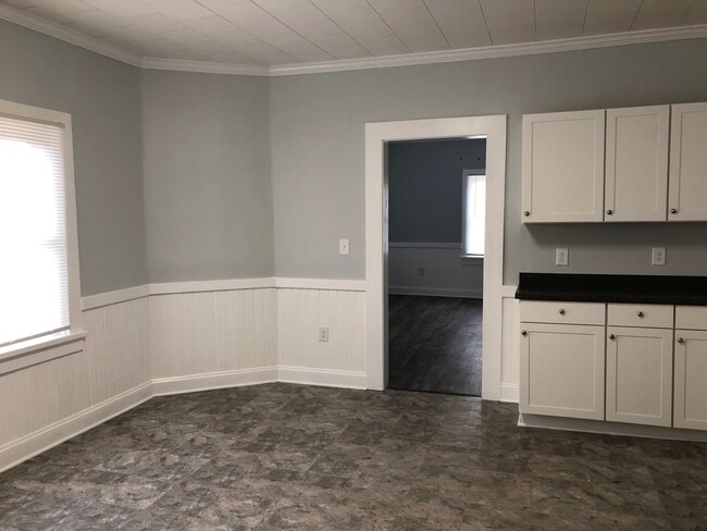 Building Photo - Two Bedroom Home - Hardwood Floors - Updat...