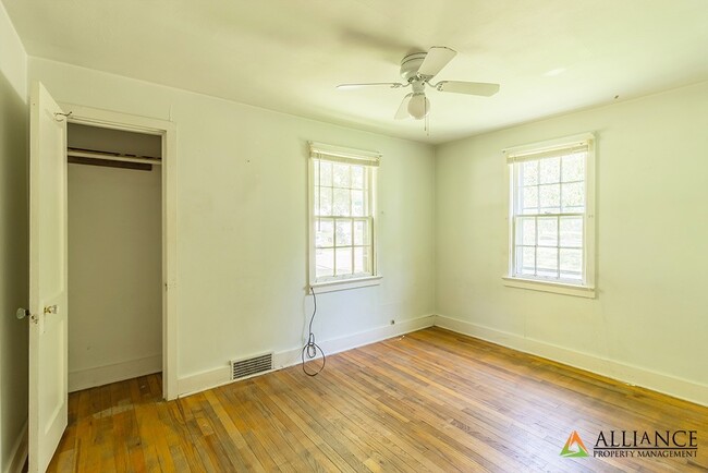 Building Photo - 901 Ratone St