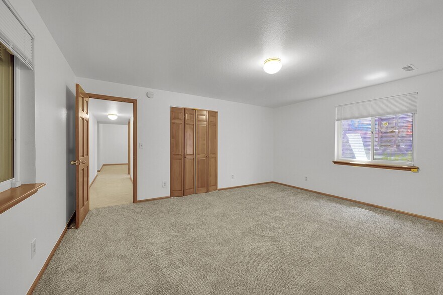 Building Photo - 379 Lincoln Ct