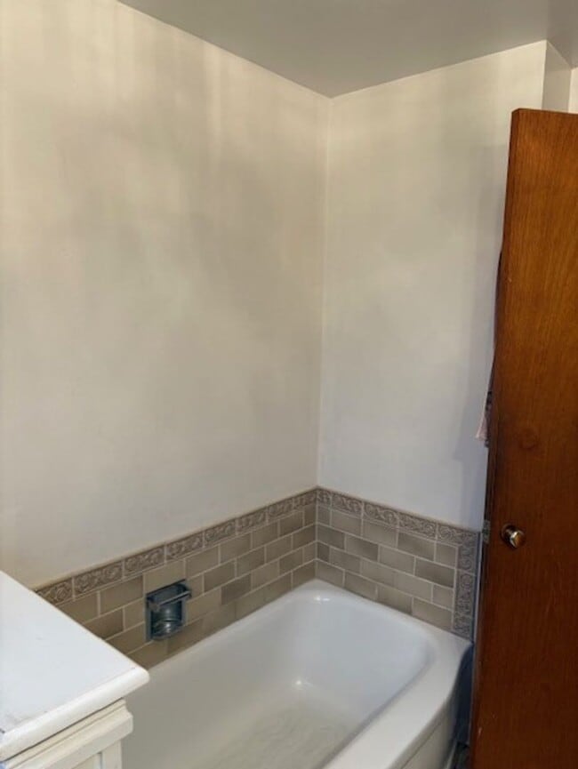 Building Photo - Charming home with large bedrooms