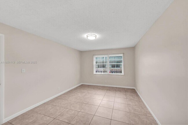 Building Photo - 2610 Riverland Dr