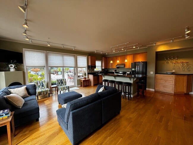 Building Photo - Fairhaven Penthouse, View Condo, Fully Fur...