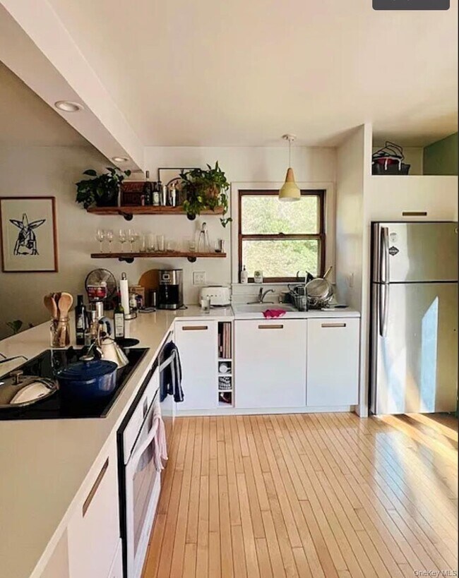 Building Photo - 136 School St