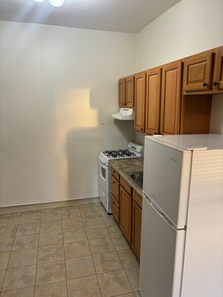Kitchen - 525 Shady Ave
