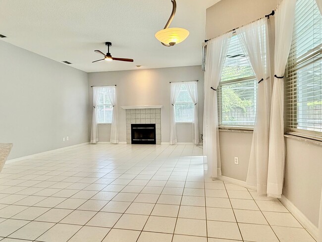 Building Photo - Executive 4bedrooms/3baths Dream pool-home...