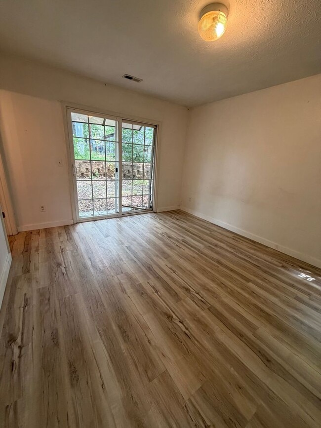 Building Photo - 3 Bedroom | 2 Bathroom | 1,100 square feet | Merriam Woods MO!