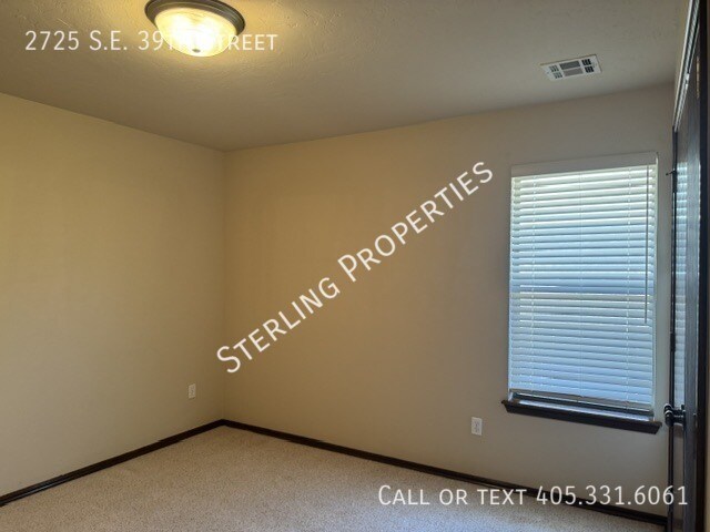 Building Photo - 2725 SE 39th St