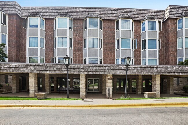 Building Photo - 400 Ascot Dr