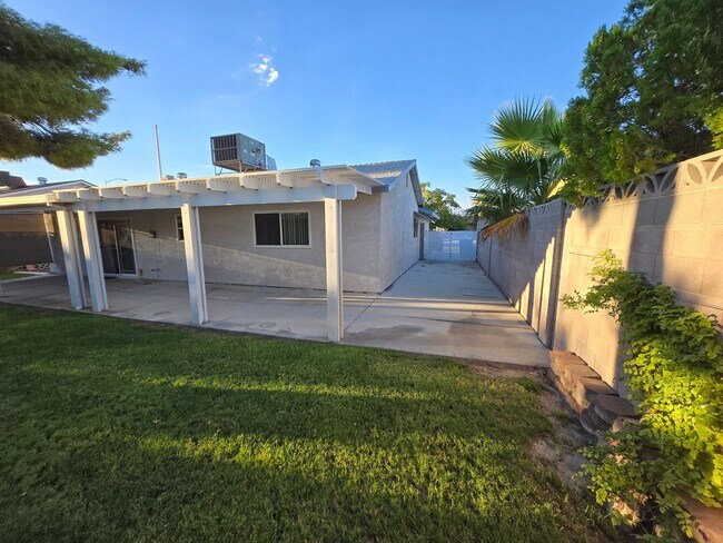 Building Photo - 6413 W Roy Rogers Dr