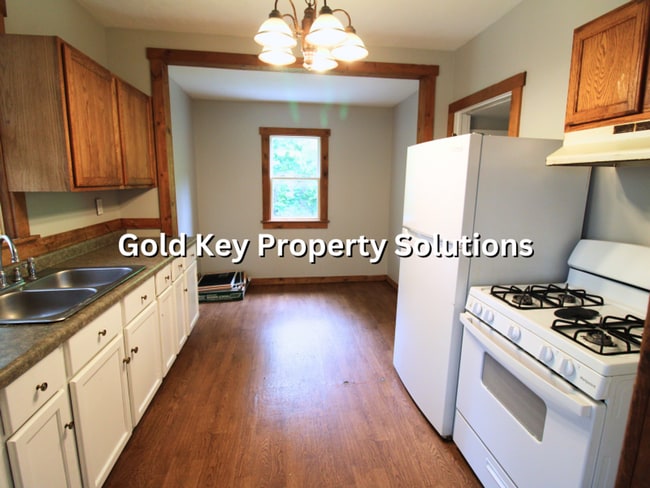 Building Photo - Spacious 3 BR 1 BA House with Dining Room and Fenced Backyard. (SECTION 8 APPROVED)