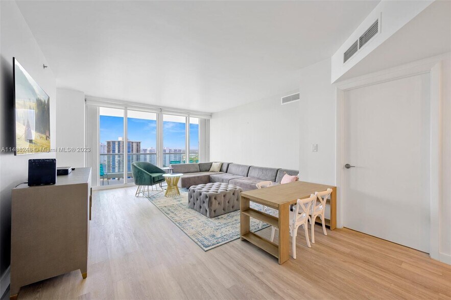 Building Photo - 7000 Island Blvd