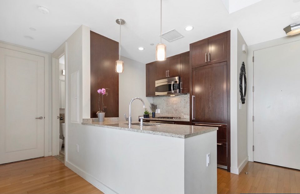 Building Photo - 400 Stuart St