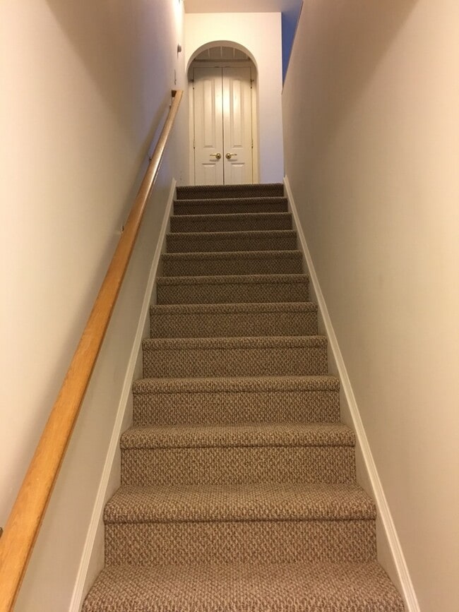 Riverbend Townhouse with Breathtaking View... 224 Northview Ct