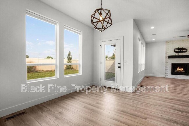 Building Photo - 2167 Klemmer Ave N