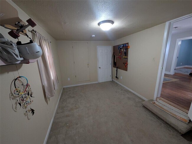 Building Photo - 101 Maple Ln