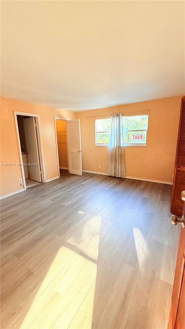 Building Photo - 948 SW 74th Ave