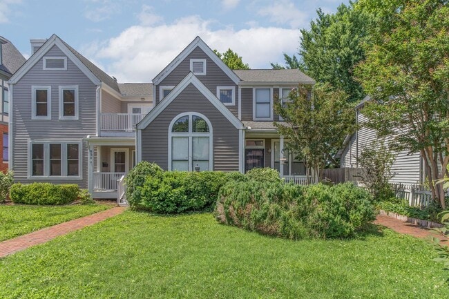 Building Photo - Charming 2 Bed 2 Bath Home on Historic Rus...