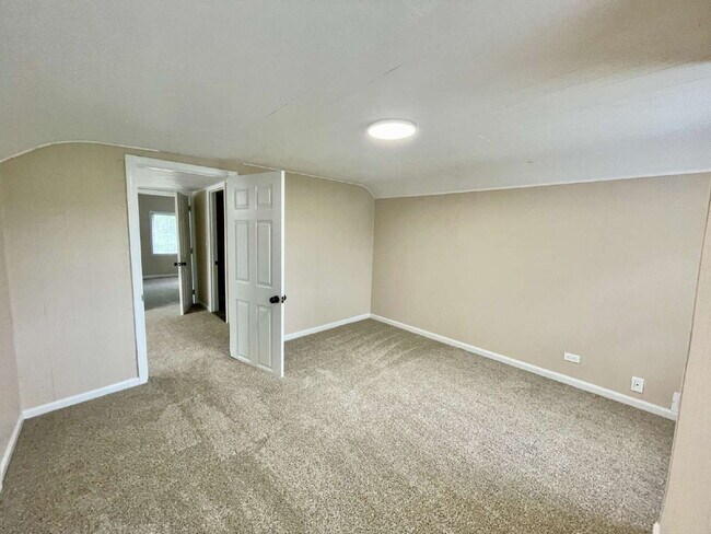 Building Photo - Spacious 4-Bedroom Farmhouse with 2.5 Baths in Raeford!