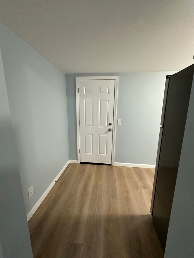Building Photo - Great Location! 2 BEDROOM DUPLEX LOWER UNI...