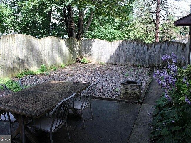 Building Photo - 744 Rydal Rd