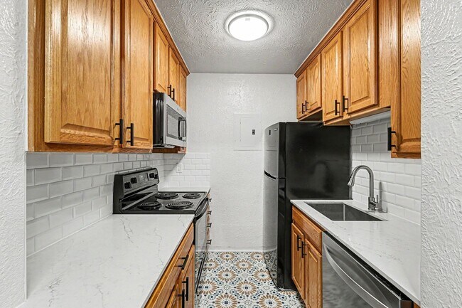 Building Photo - Bright Updated 2-Bed Condo with Vintage Charm Near Wash Park & Cherry Creek